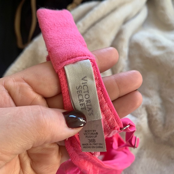Victoria secrets body by Victoria push-up bra - Picture 3 of 3